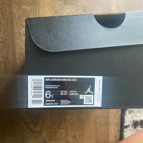 Jordan/Nike Size 7.5 women’s or girls 6 shoes - Picture 3 of 3